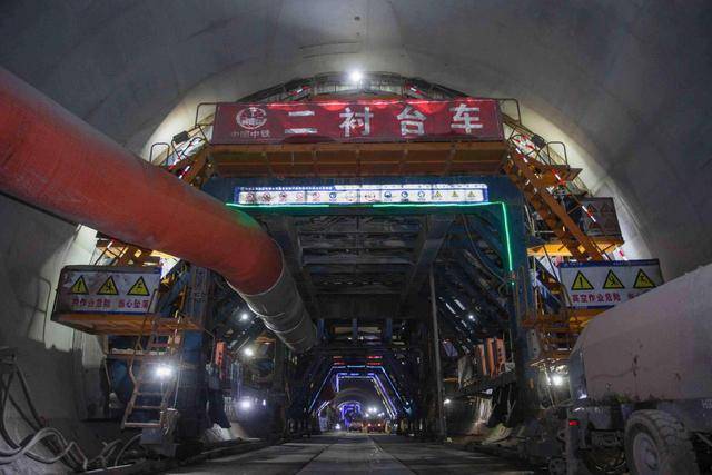 隧道贯通成都重庆至昆明旅行时间大幅缩短九游会网址是多少渝昆高铁新进展：谢家榜(图2)
