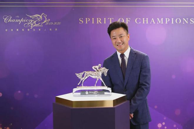 赛驹戴眼罩夺魁家族曾养香港马王九游会真人游戏第一品牌王经纬