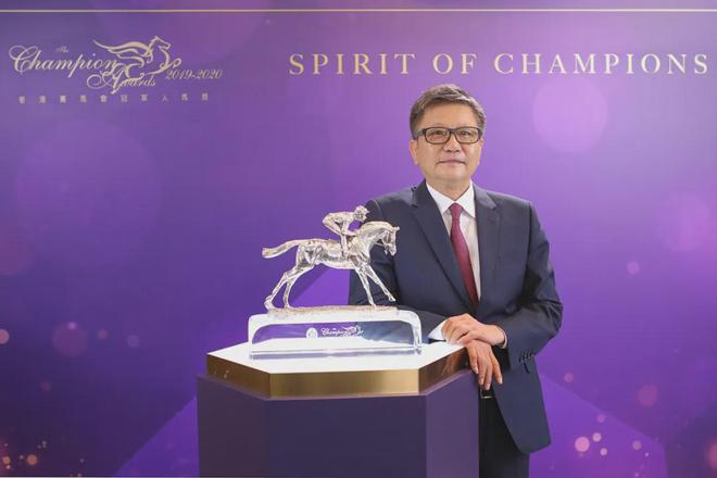 赛驹戴眼罩夺魁家族曾养香港马王九游会真人游戏第一品牌王经纬(图4)