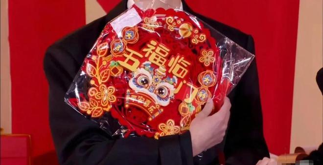 200块钱被骂曾黎送袜子疑讽刺抠脚九游会网站微博之夜交换礼物：黄觉转(图5)