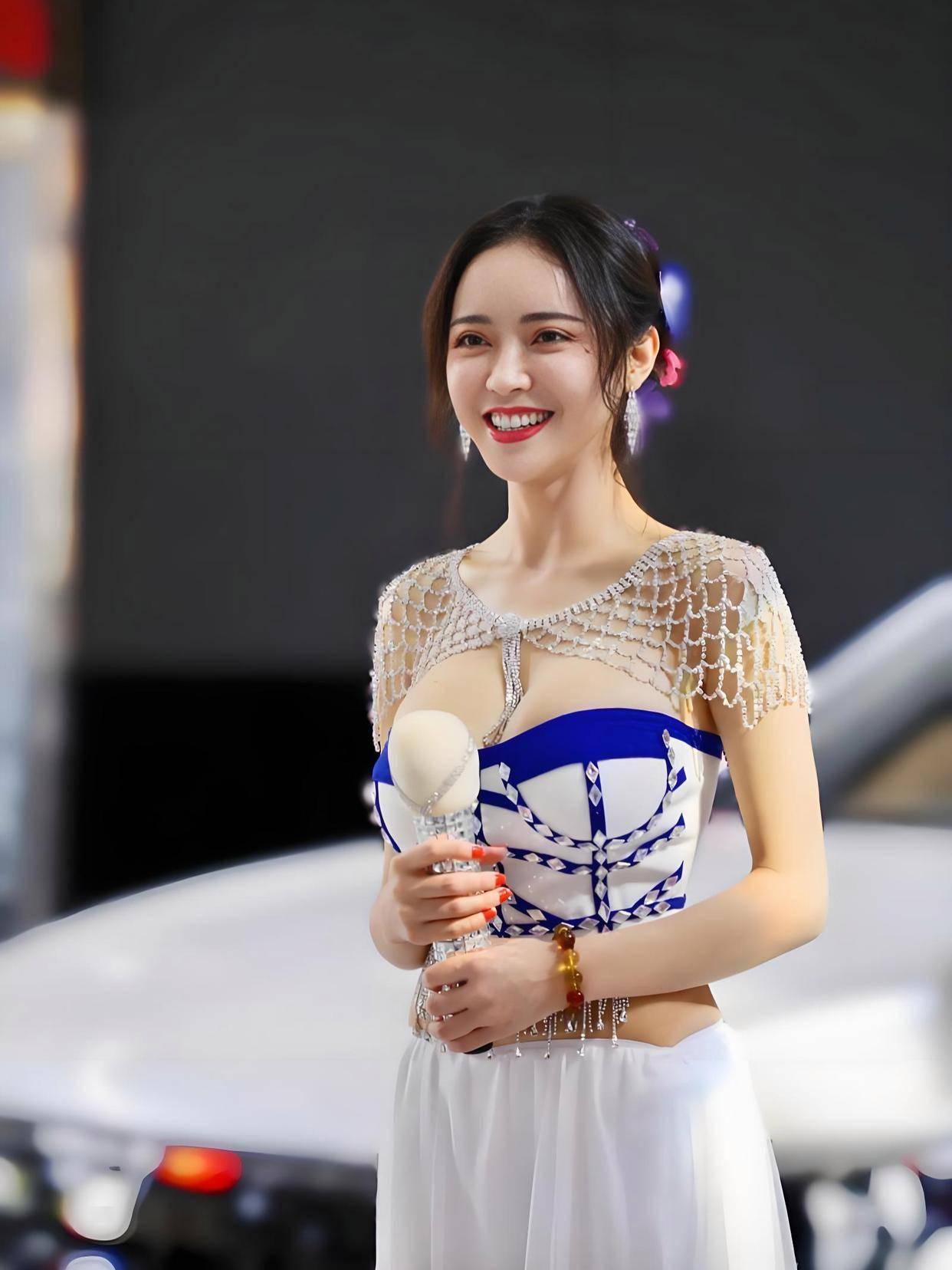 3部电影这魔鬼身材不愧是模特出身!j9九游会网站入口潘春春最惊艳的(图9) 3部电影这魔鬼身材不愧是模特出身!j9九游会网站入口潘春春最惊艳的(图9)