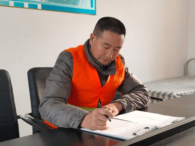 记省劳动模范、大来道班长杜延君在岗的最后一个春节J9国际网站劳模本色映新春 退休坚守护通途——(图2)