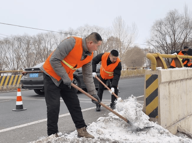 记省劳动模范、大来道班长杜延君在岗的最后一个春节J9国际网站劳模本色映新春 退休坚守护通途——(图3) 记省劳动模范、大来道班长杜延君在岗的最后一个春节J9国际网站劳模本色映新春 退休坚守护通途——(图3)